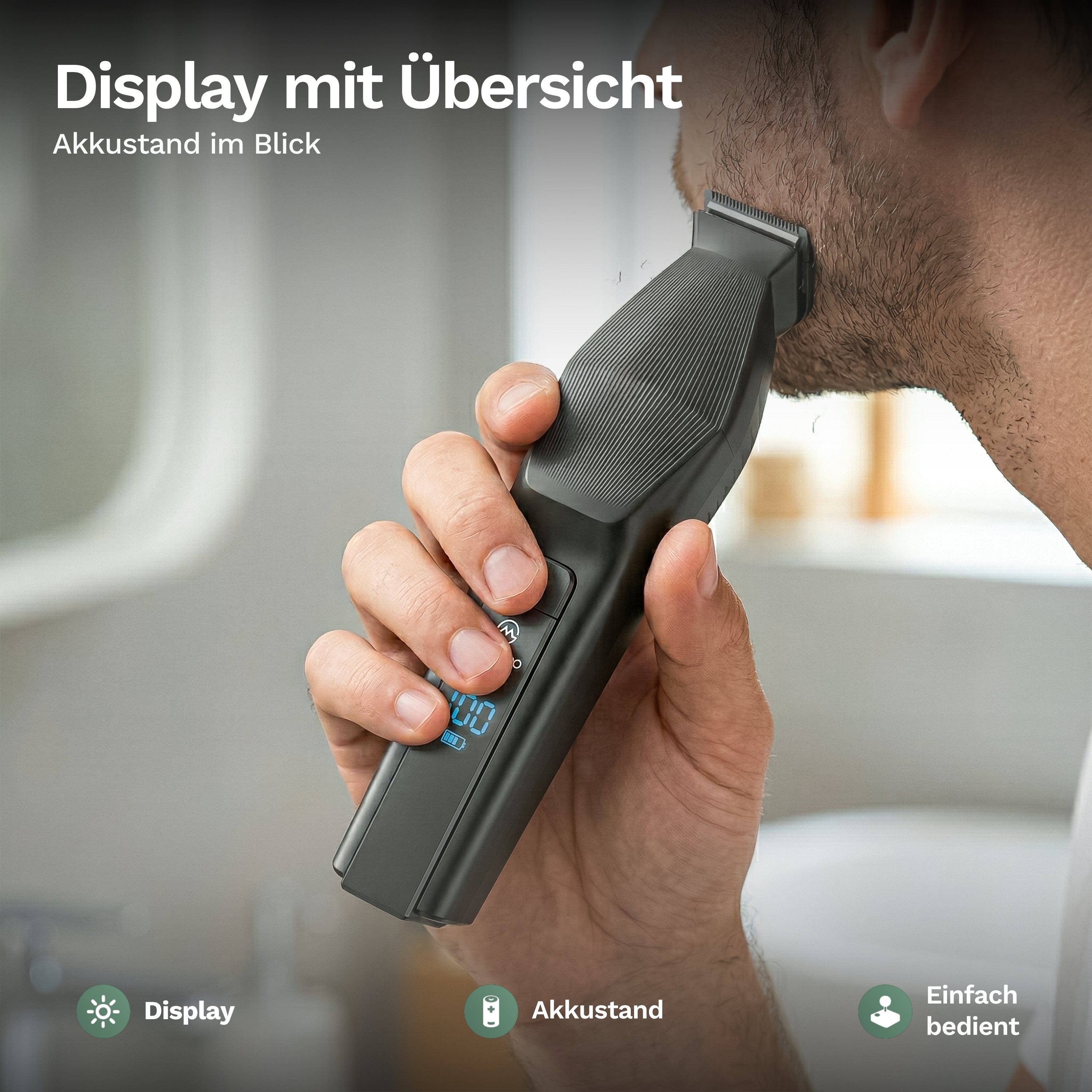 Mann trimmt seinen Bart mit einem elektrischen Rasierer, während das integrierte Display den Akkustand anzeigt.
