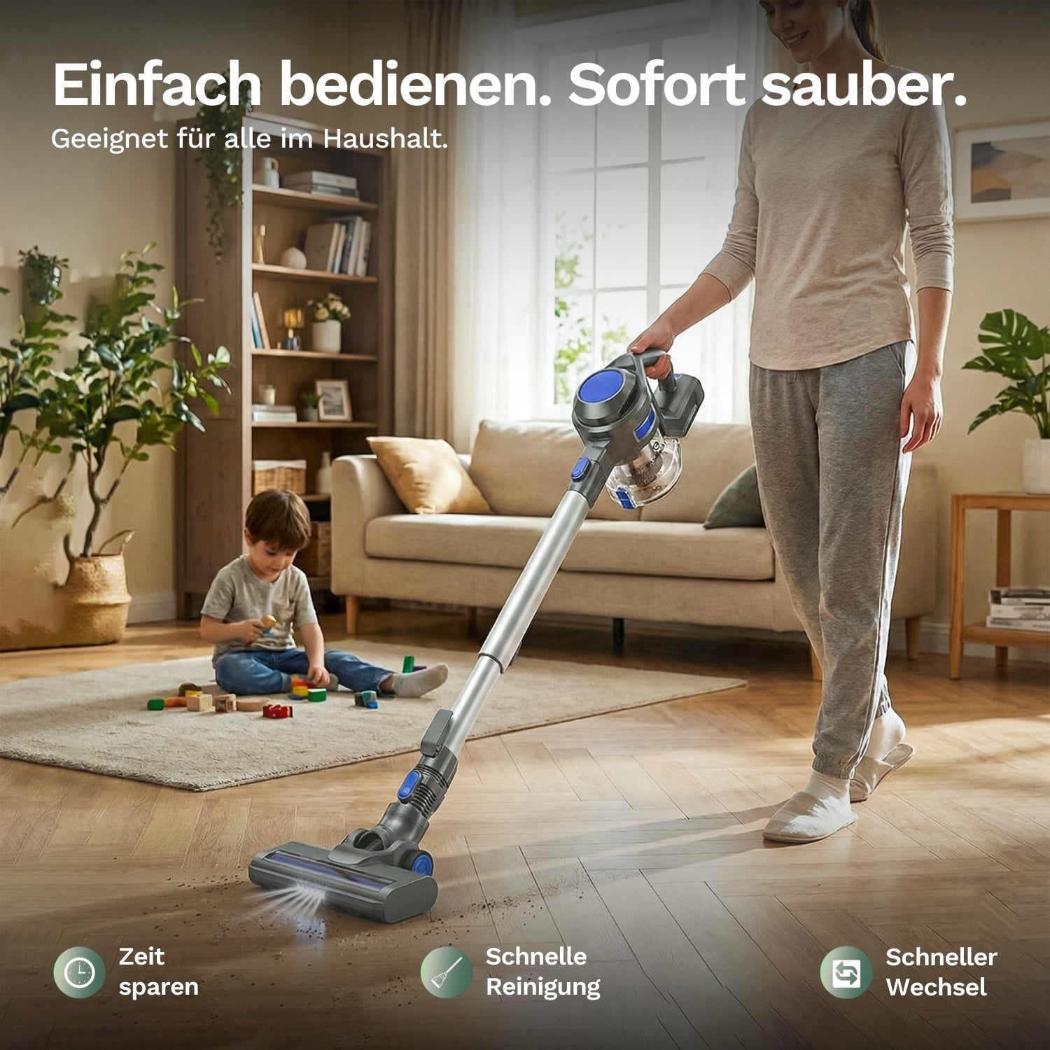 Frau reinigt Boden mit kabellosem Akku-Staubsauger, während Kind im Wohnzimmer spielt