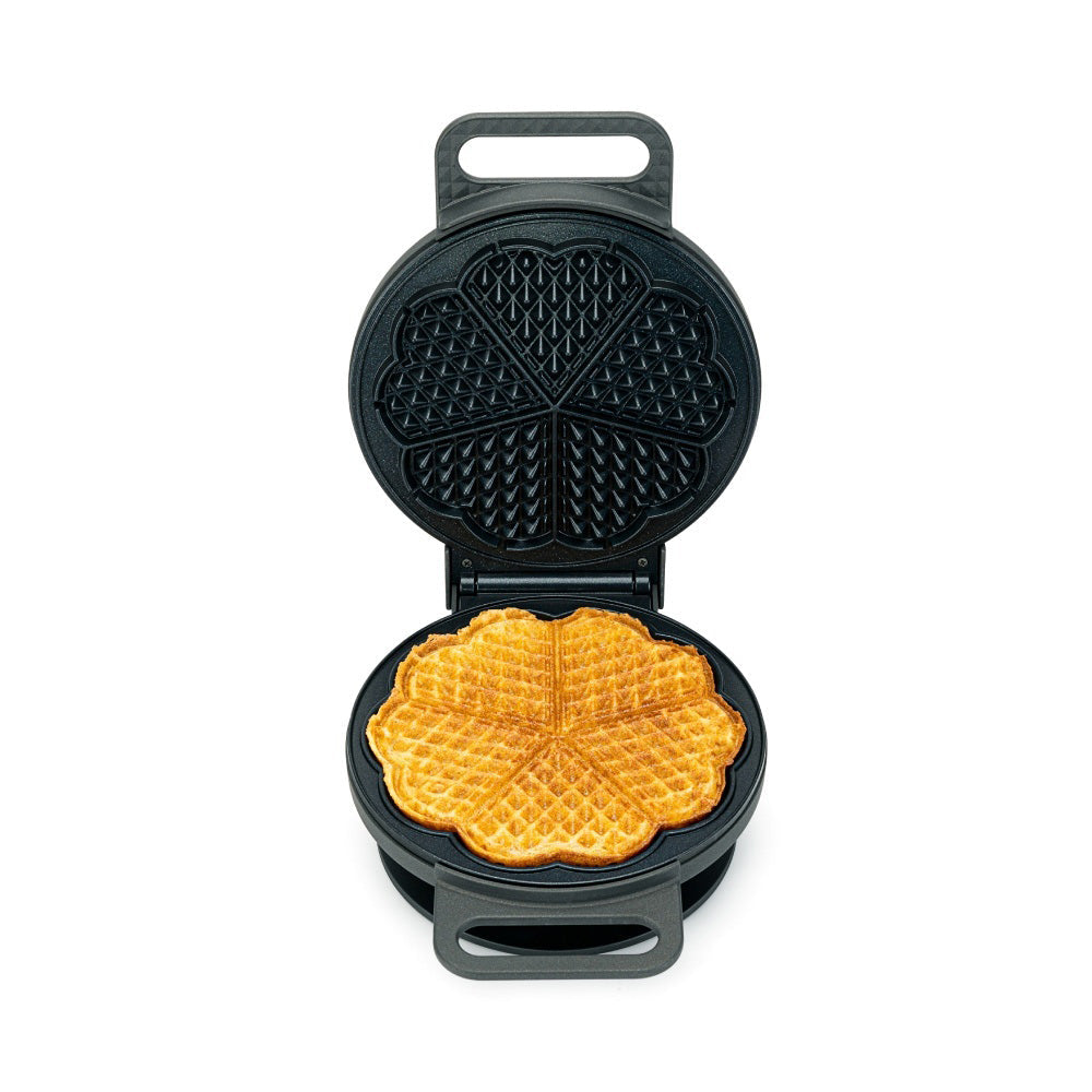 Geöffnetes Wilfa Joy Waffeleisen mit Antihaftplatten und goldener Waffel