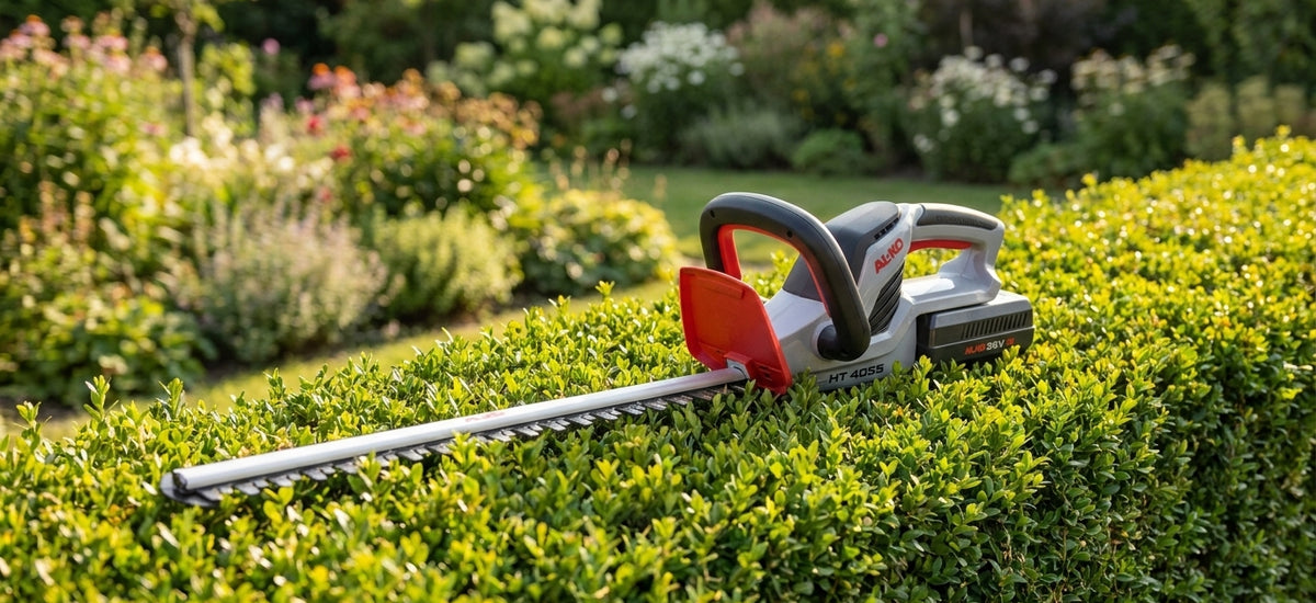 AL-KO Akku-Heckenschere an einer gepflegten Gartenhecke im Freien