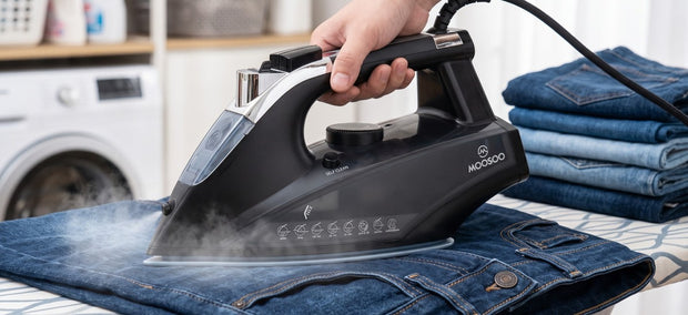 Moosoo SG-8005-1 Dampfbügeleisen glättet eine Jeans