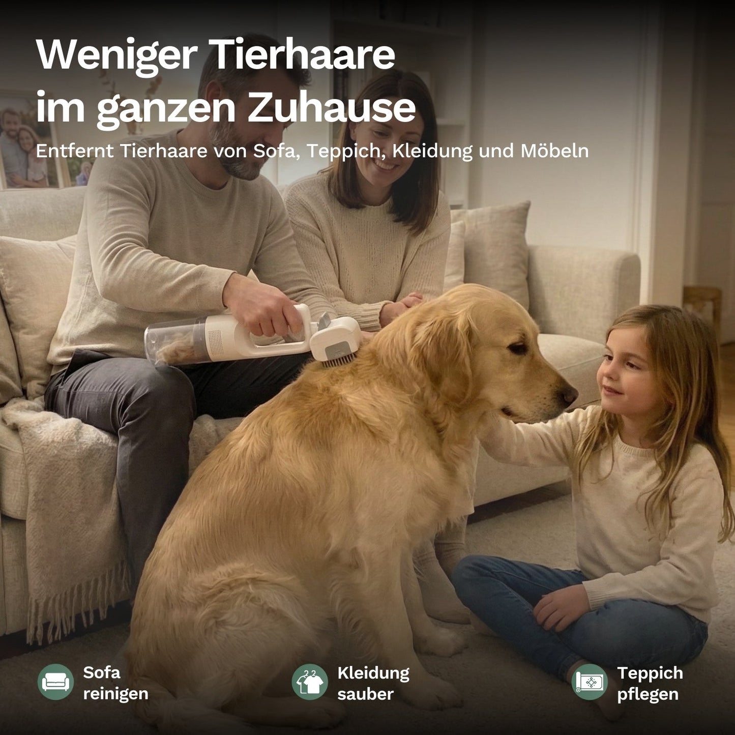 Familie entfernt Tierhaare mit kabellosem Handstaubsauger vom Hund im Wohnzimmer, ideal für Sofa, Teppich und Kleidung für ein sauberes Zuhause.