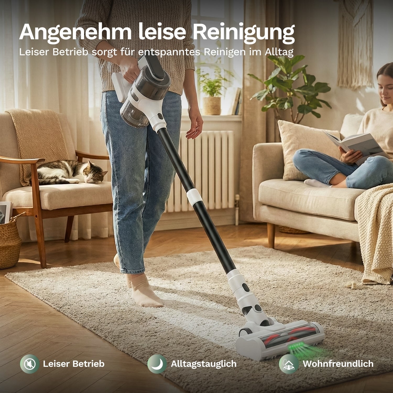 Leiser Akku-Staubsauger reinigt Teppich im Wohnzimmer, während Frau entspannt liest und Katze im Hintergrund ruht
