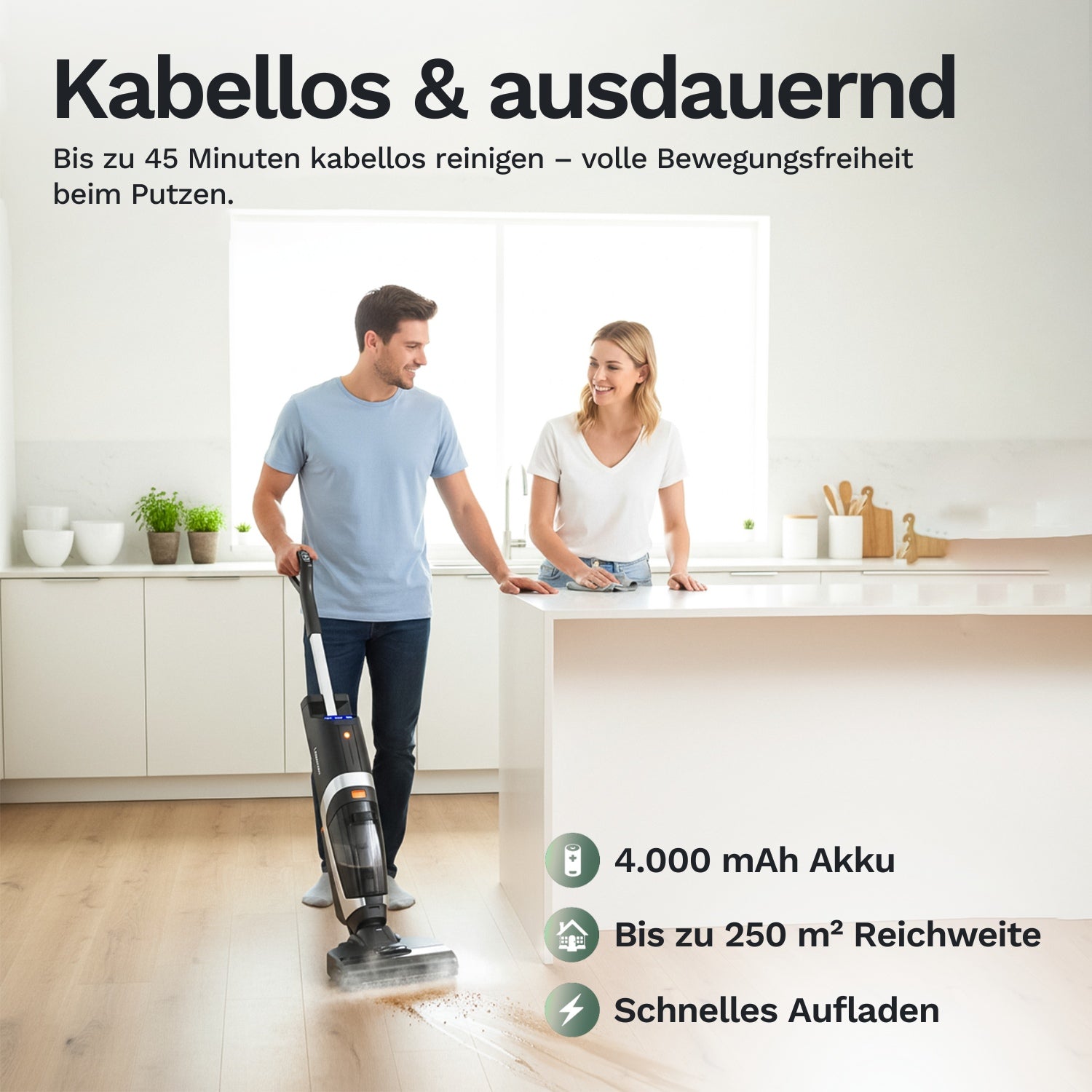 Mann reinigt den Boden mit einem kabellosen Staubsauger in der Küche, während eine Frau daneben steht – bis zu 45 Minuten Laufzeit für flexible und ausdauernde Reinigung.