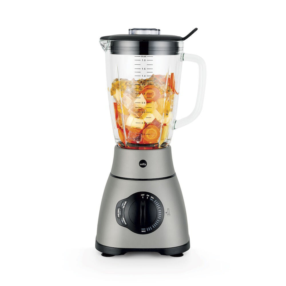 Standmixer mit gefülltem Glaskrug und stufenlosem Drehregler