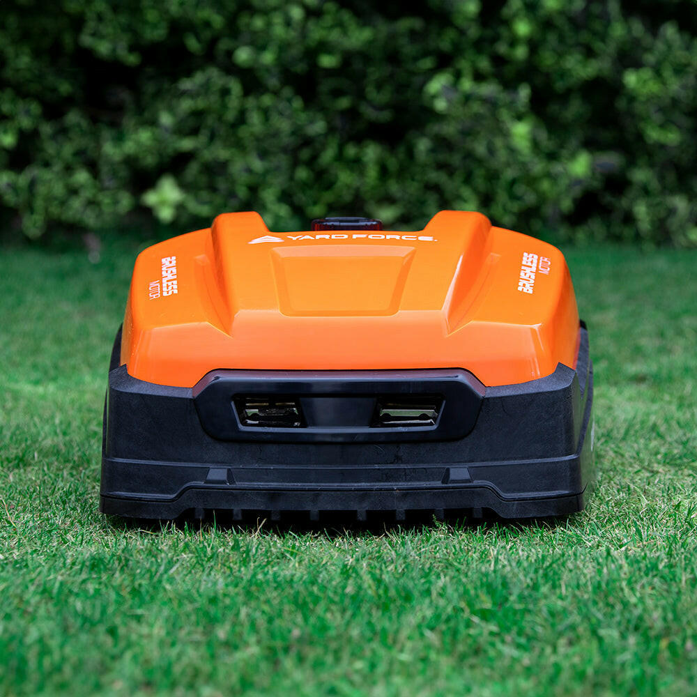 Yard Force Classic 600B Rasenroboter im Garten, Vorderansicht